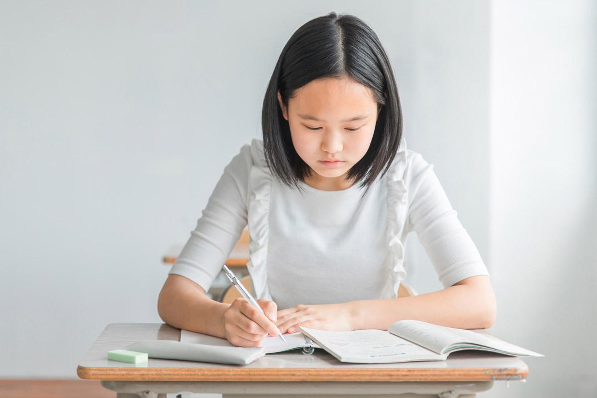 自習室で学習する生徒